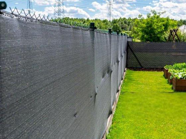 hdpe-privacy-fence-screen-garden-1